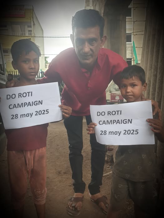 Beneficiaries receiving food during the Do Roti Campaign