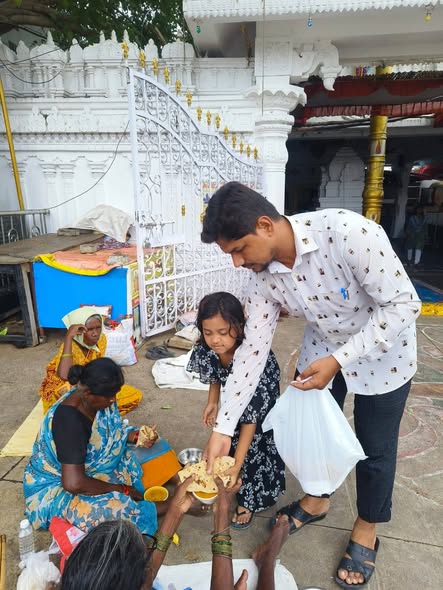 Do Roti Campaign food distribution in progress