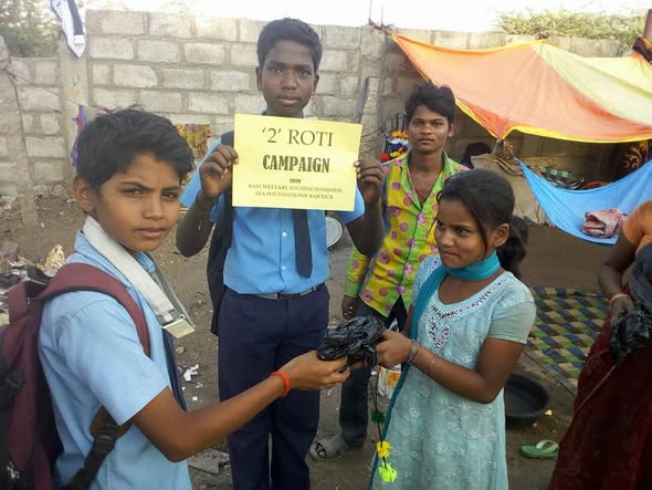 Do Roti Campaign volunteers feeding the underprivileged