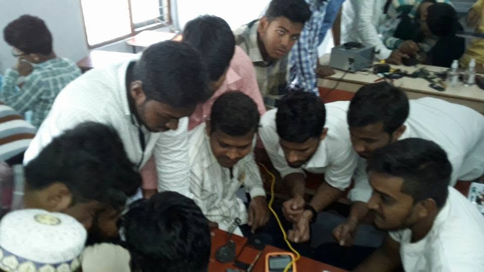 Mobile repair internship training session