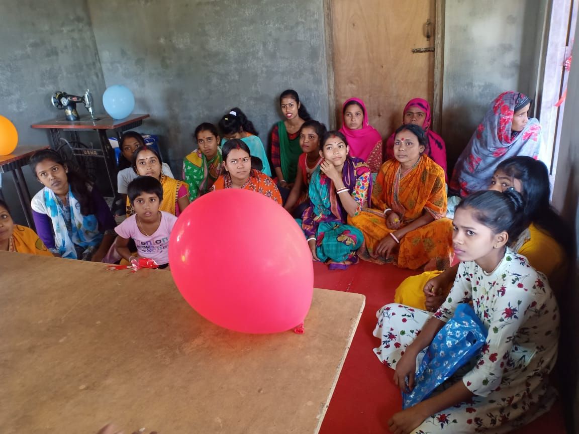 Training batch at the Silai se Kamai Tak center
